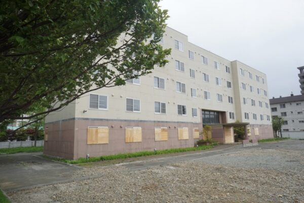 北海道開発局札幌開発建設部 北翔寮 1階窓にベニヤ板が貼られていて閉鎖されている?