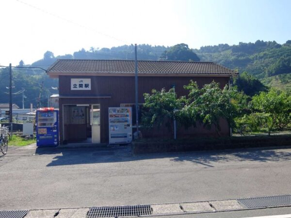 立間駅　無人駅　木造駅舎　JR予讃線
