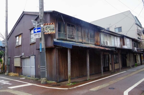"糸魚川市本町　雁木造の古歓楽街