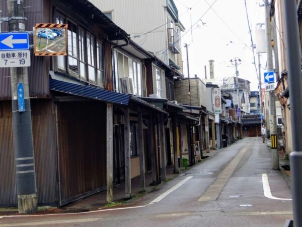 "糸魚川市本町　雁木造の古歓楽街
