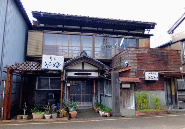 "糸魚川市本町　雁木造の古歓楽街