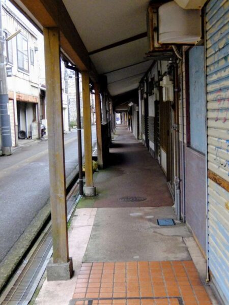 "糸魚川市本町　雁木造の古歓楽街