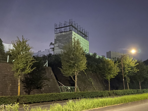 館ヶ丘団地　解体中の4-9号棟、4-15号棟（夜）