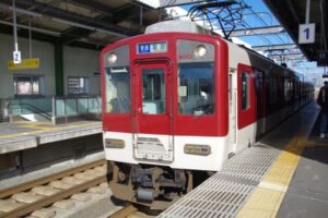 近鉄伏屋駅は何の変哲もない高架駅。可愛らしい近鉄1000系。