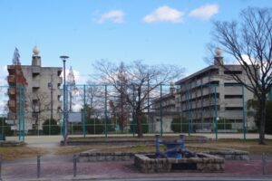 西前田公園、このポンプはなんだろう。県営西前田第2住宅の屋上にある球形給水タンクが気になる。