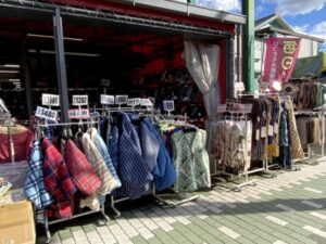 暮らしの衣料　激安ショップ「マツオカ」 。オバショップというのか、この手の店、惹かれてしまう。