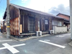 いい感じのトタン家屋。