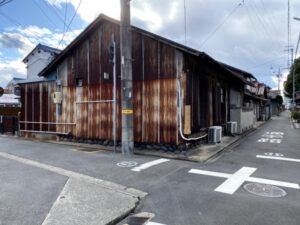いい感じのトタン家屋。