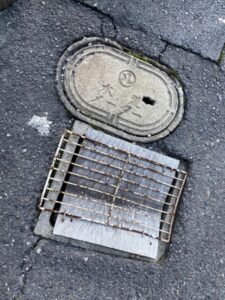 コンクリで覆われた水道メーターなど