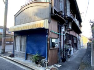 こぶりな看板建築。