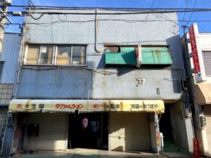 この日はラーメン屋さんが営業していた。水色のタイル使いがかわいい建物。