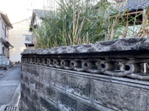 透かしブロック塀の路地