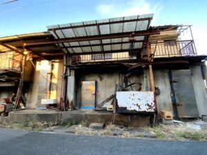 丸一冷蔵の向かいにも冷蔵施設っぽい建物がある。