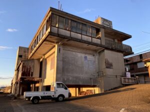 昭和37年頃に建てられた丸一冷蔵。昭和34年の伊勢湾台風で漁業権を廃棄したあとの建設。屋上に丸一の屋号紋が入ってる。昭和初期、ここには下之一色漁業組合事務所があったらしい。天井のレールなど、どのように使われていたのだろう。