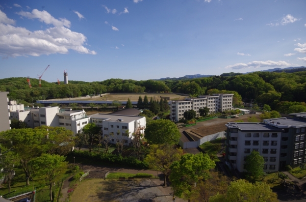 解体された館ヶ丘団地4街区と3-11号棟、建設中の館清掃工場の煙突