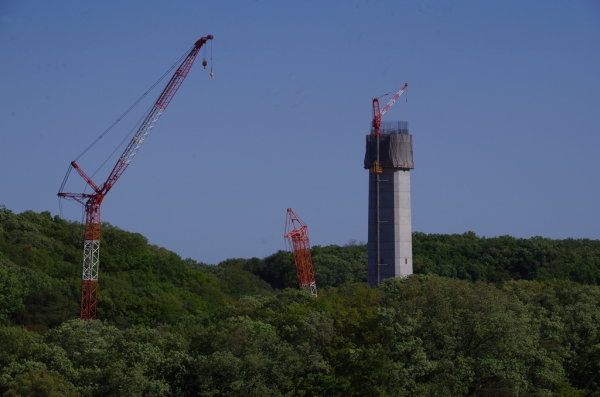 建設中の館清掃工場の煙突