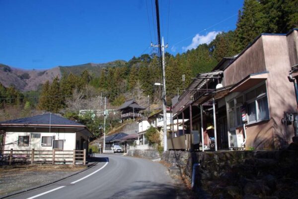 雲風呂の民家、寺(普門寺)、理容室。