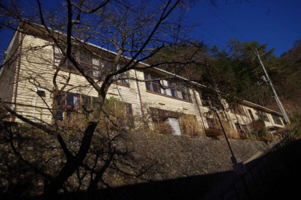 巨大な木造校舎の旧小河内小学校(廃校)