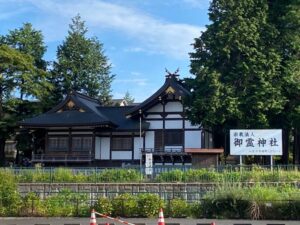 アオバズクが営巣する御霊神社のこんもりとした林
