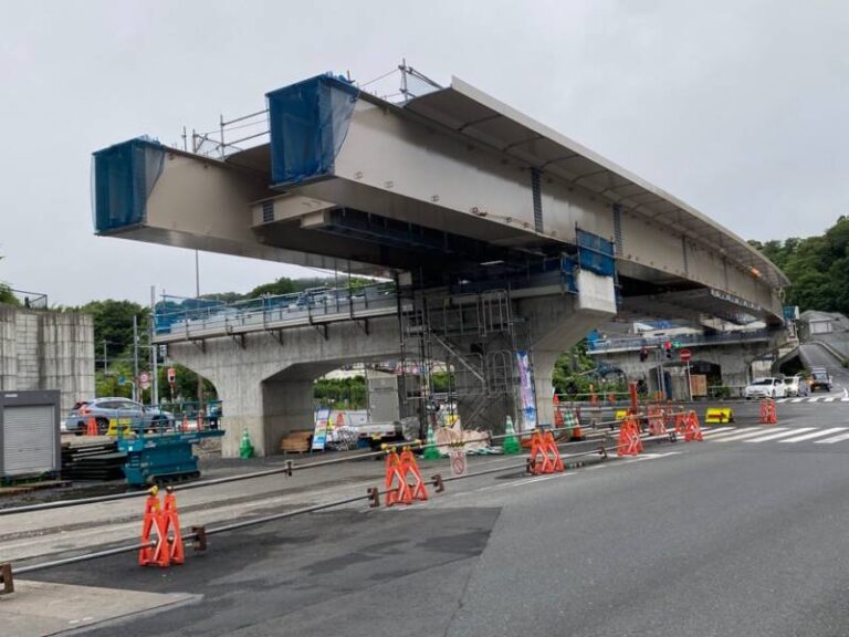 八王子南バイパス延伸工事（3工区）　進捗状況　医療センター入口交差点　館高架橋