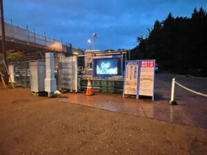 八王子南バイパスの館高架橋あたりに工事進捗状況を伝える液晶ディスプレイが設置されていた。R2国道20号八王子BP館高架橋上部その6工事。