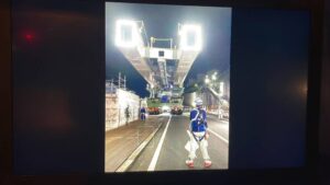 夜間工事ではこうやって先端を光らせるのかと見入ってしまった（紹介映像より）。