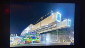 夜間工事ではこうやって先端を光らせるのかと見入ってしまった（紹介映像より）。