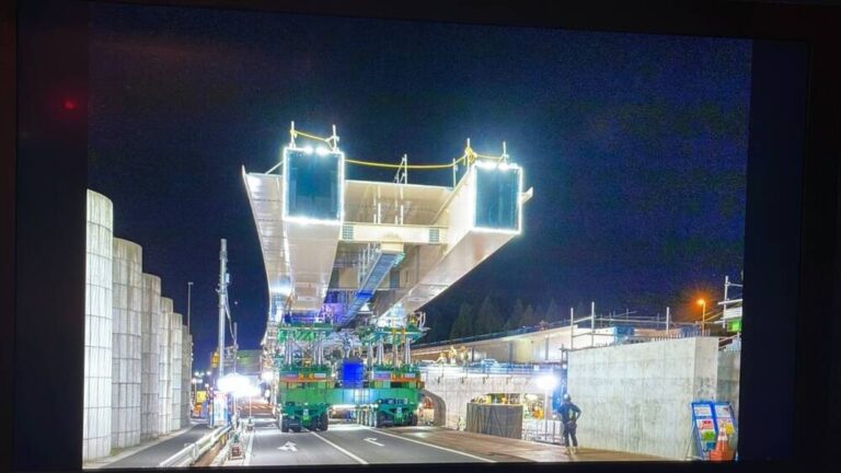 八王子南バイパス延伸工事（3工区）　進捗状況　医療センター入口交差点　館高架橋（夜）