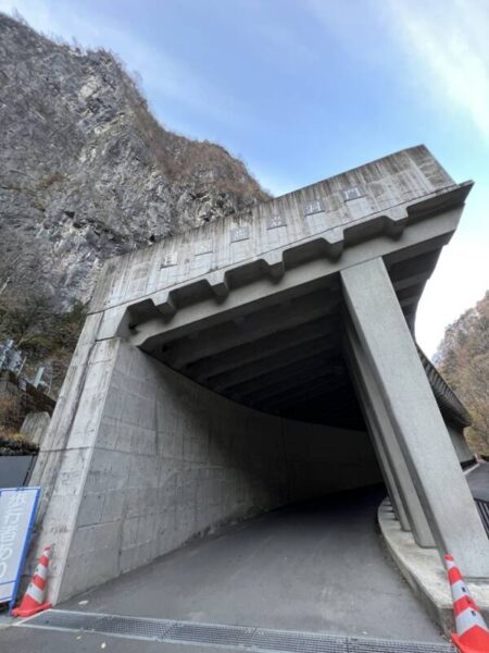 日原燕岩洞門
