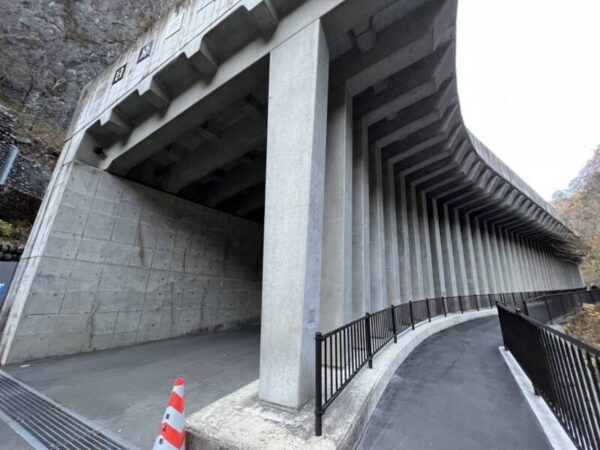 日原燕岩洞門
