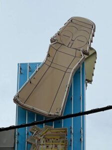 海産物北都の看板のニポポ