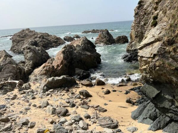 宝屋隧道そばの巌窟。