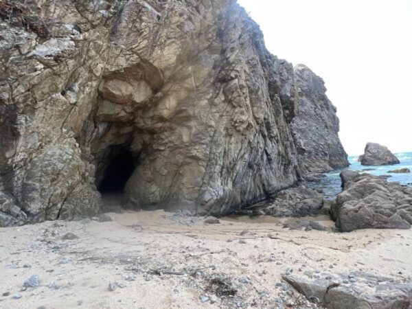 宝屋隧道そばの巌窟。