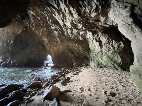 宝屋隧道そばの巌窟。