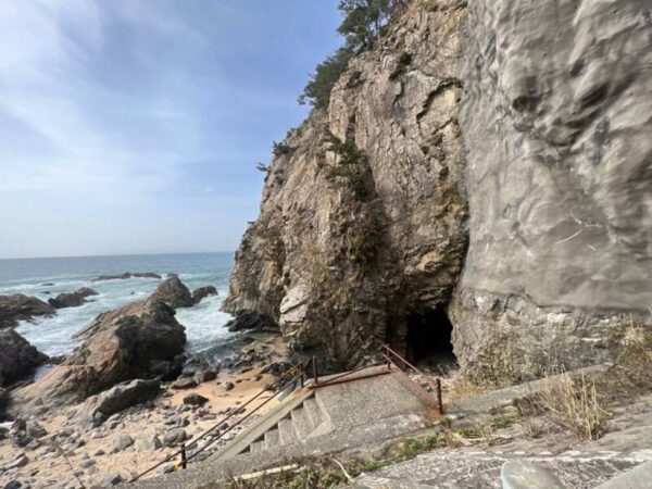 宝屋隧道そばの巌窟。