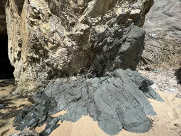 宝屋隧道そばの巌窟。